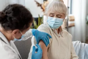 Vacunas de otoño para personas mayores: lo que los adultos mayores y sus cuidadores deben saber esta temporada.
